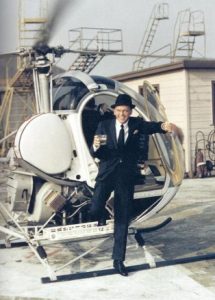 Frank Sinatra steigt aus Hubschrauber