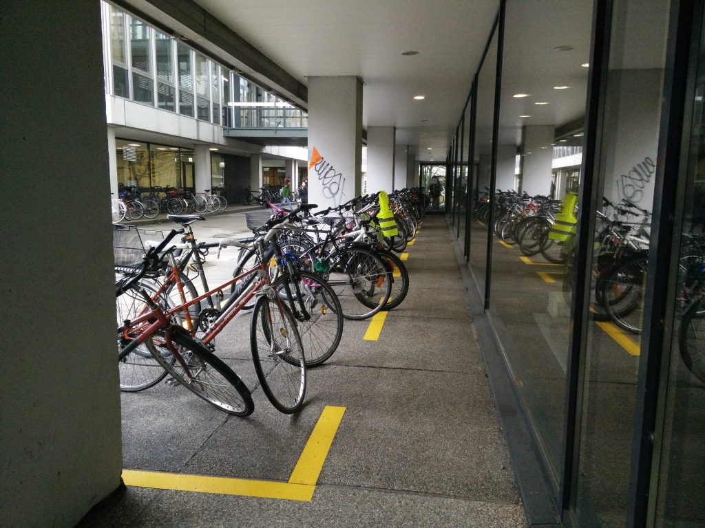 Fahrräder auf dem Campus