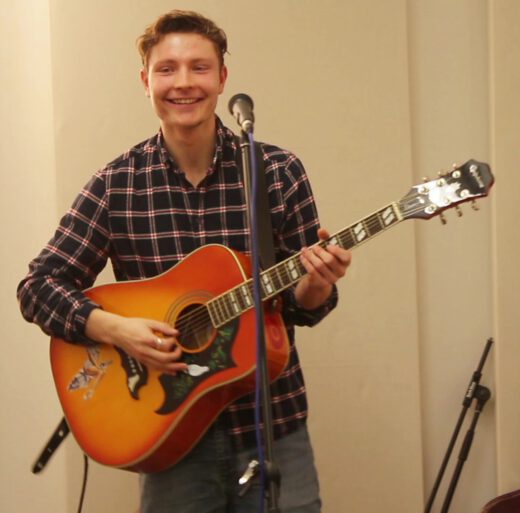 junger Mann mit Gitarre